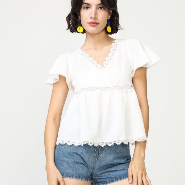 Blusa Blanca Lisa Escote V Detalles Calados Manga Corta Volantes Espalda Abierta