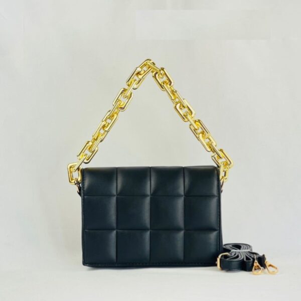 Bolso Negro con Cadena Dorada